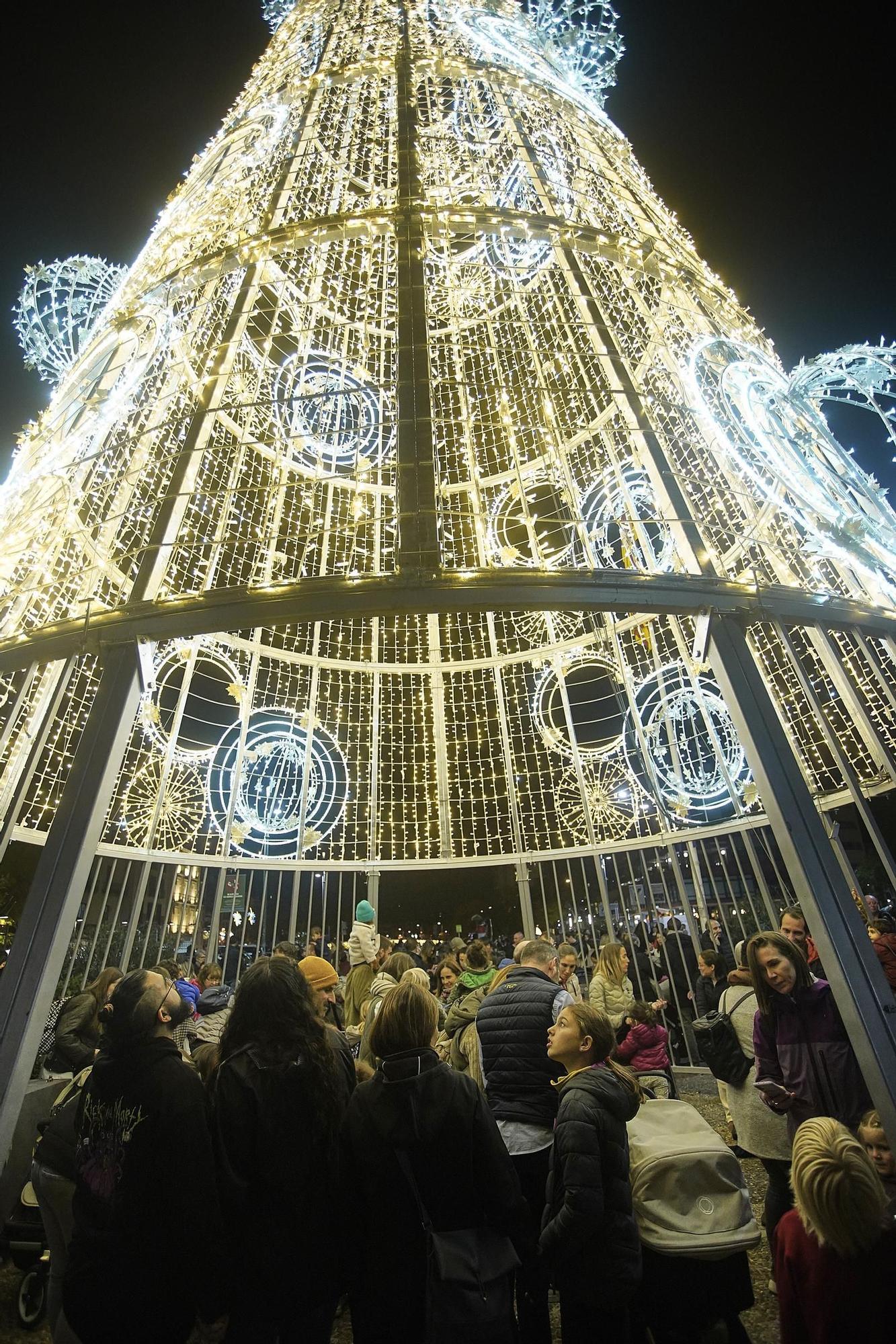 Galeria d'imatges: La tradicional encesa de l’arbre de Nadal de la plaça Catalunya acapara l’expectació de grans i petits