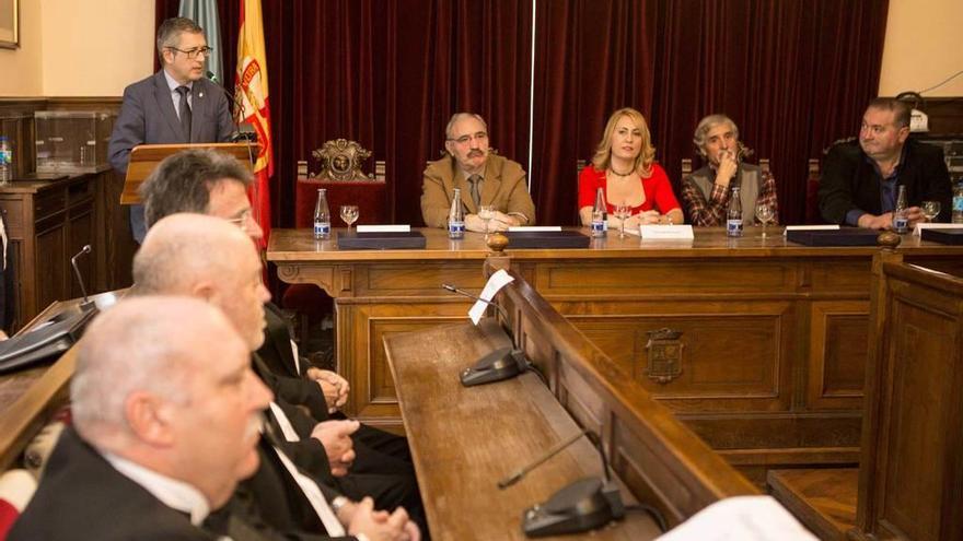 Por la izquierda, Hugo Morán, durante su intervención, Enrique Baquero, Gema Álvarez, Enrique Lobo y Ramón Argüelles, ayer, durante el acto.