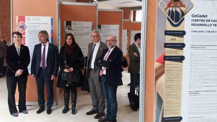 Por la izquierda, Isabel Ruiz de la Peña, José Ramón Obeso, Mercedes González, Santiago García Granda y José Antonio Gómez, ayer en la exposición, ubicada en el vestíbulo del aulario A del campus del Milán.