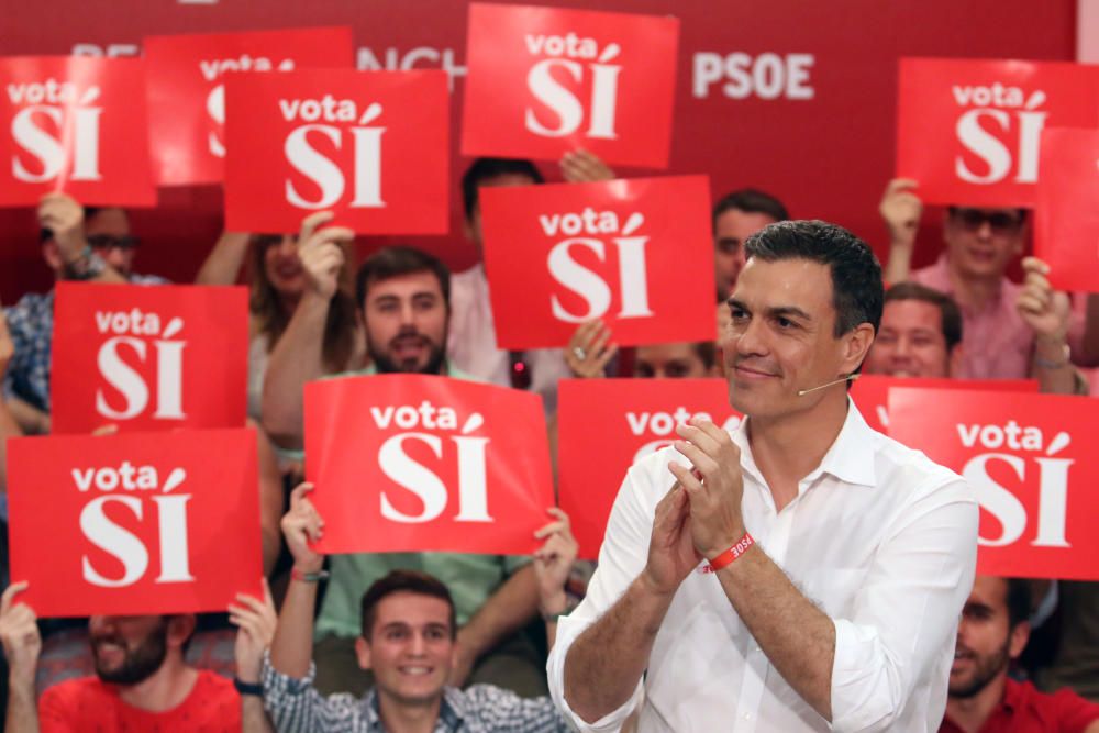 Pedro Sánchez concluye su jornada de campaña en Málaga con un mitin en la Facultad de Derecho de la universidad malagueña.