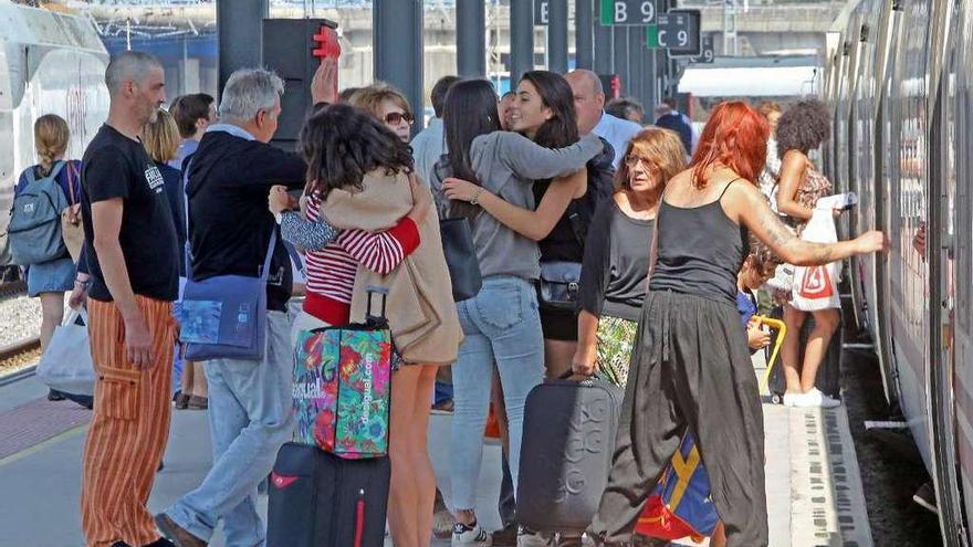 Pasajeros en la estación de trenes de Guixar. // Marta G. Brea