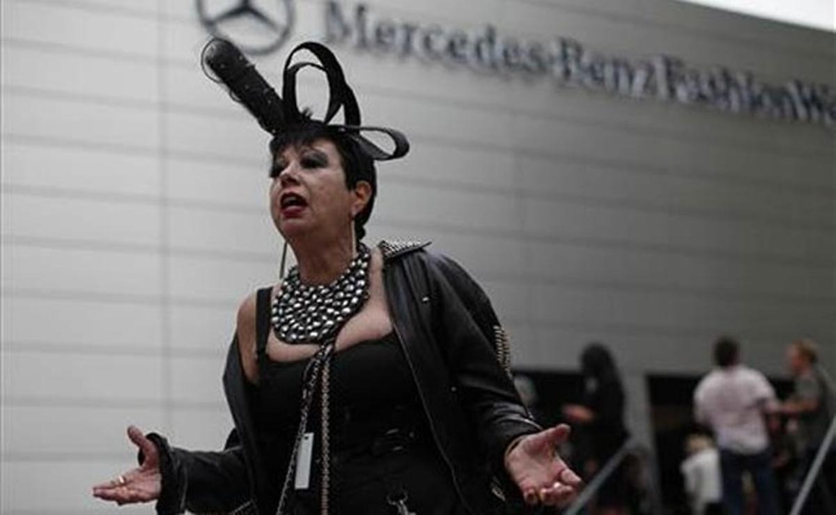 Rosemary Ponzo canta als afores del Lincoln Center, la seu de la Setmana de la Moda de Nova York (EUA).