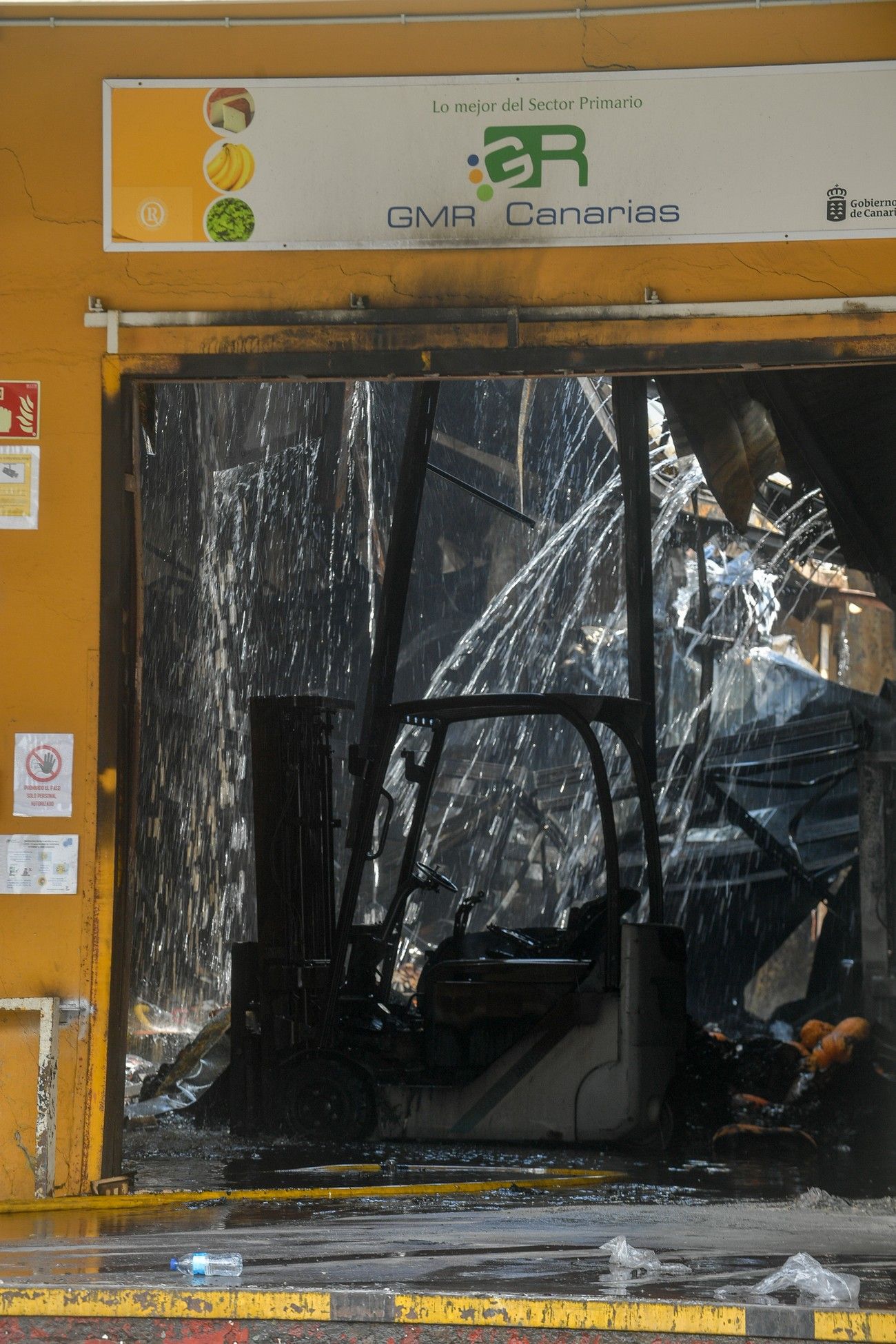 Bomberos de Las Palmas de Gran Canaria controlan el incendio de una nave multiusos en Mercalaspalmas