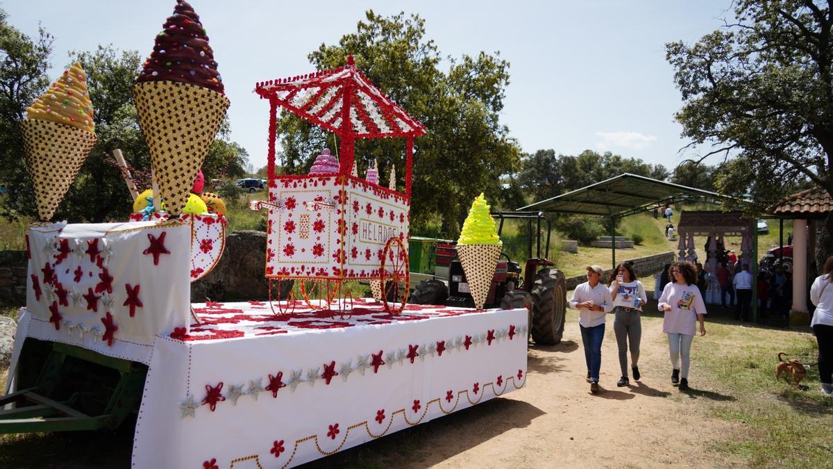 Carrozas en la procesión de la Divina Pastora de Villaralto.