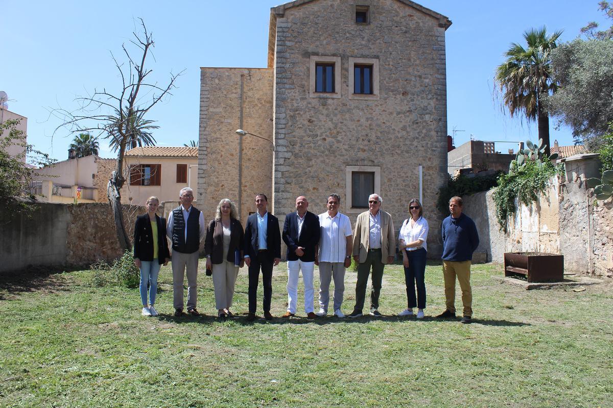 Los cargos políticos, en el patio de la antigua Escola de ses Nines.