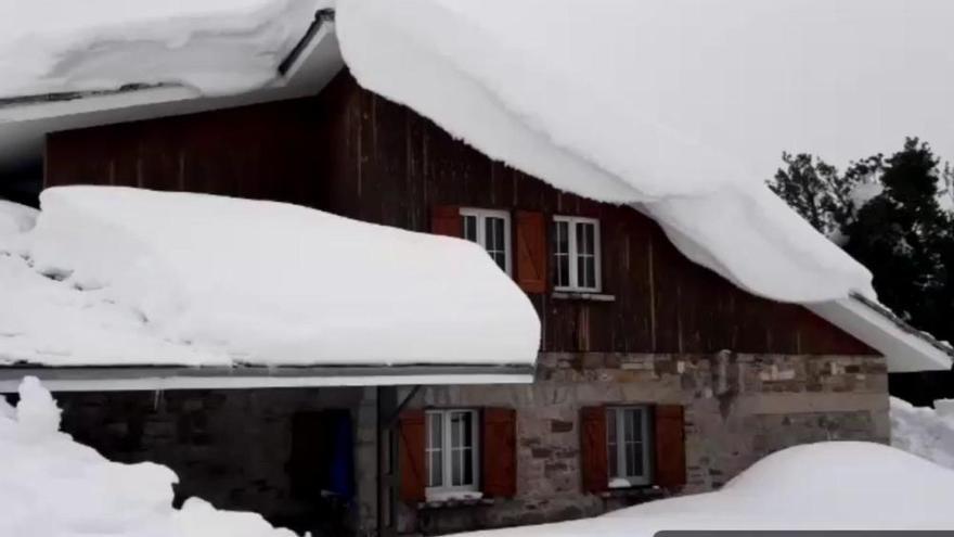 El refugio de Brañagallones, cubierto por la nieve