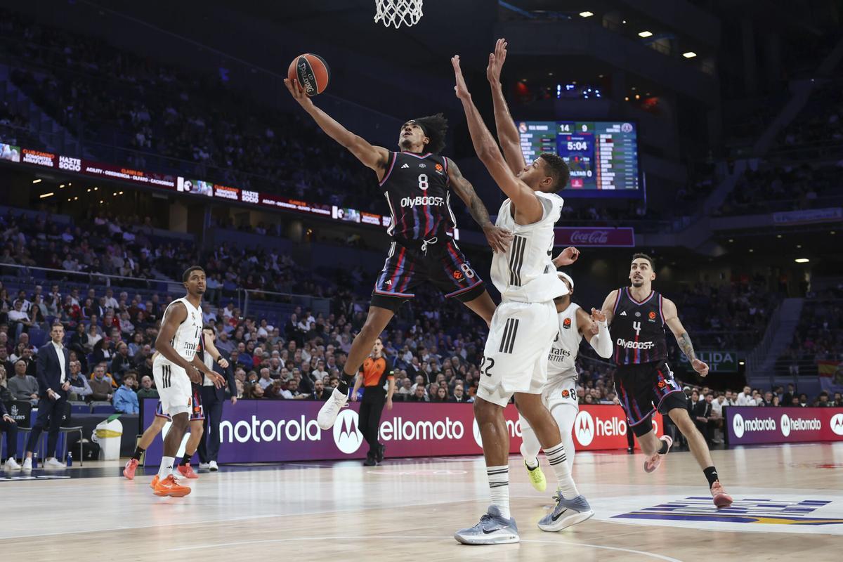 El base del París Basketball Jared Rhoden entra a canasta ante Edy Tavares, en el partido de EuroLiga entre Real Madrid y París Basketball