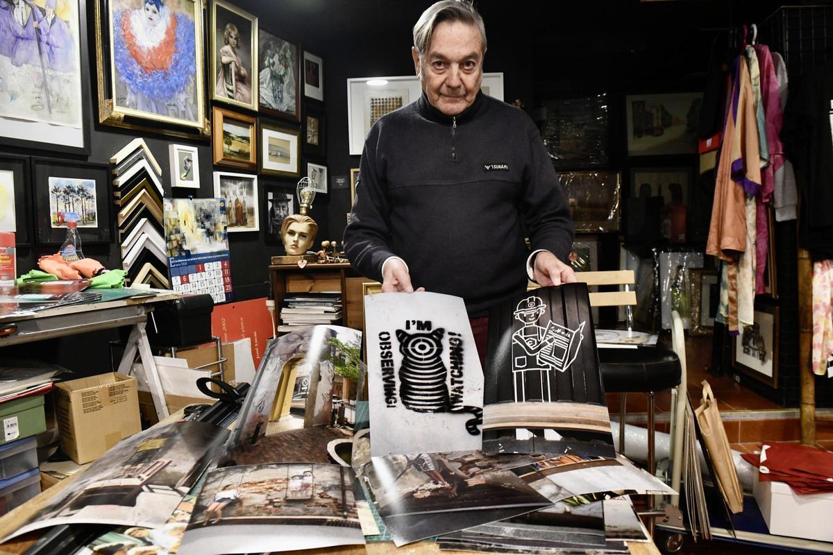 José Luis Vidal Coy con algunas de las fotografías de la exposición.