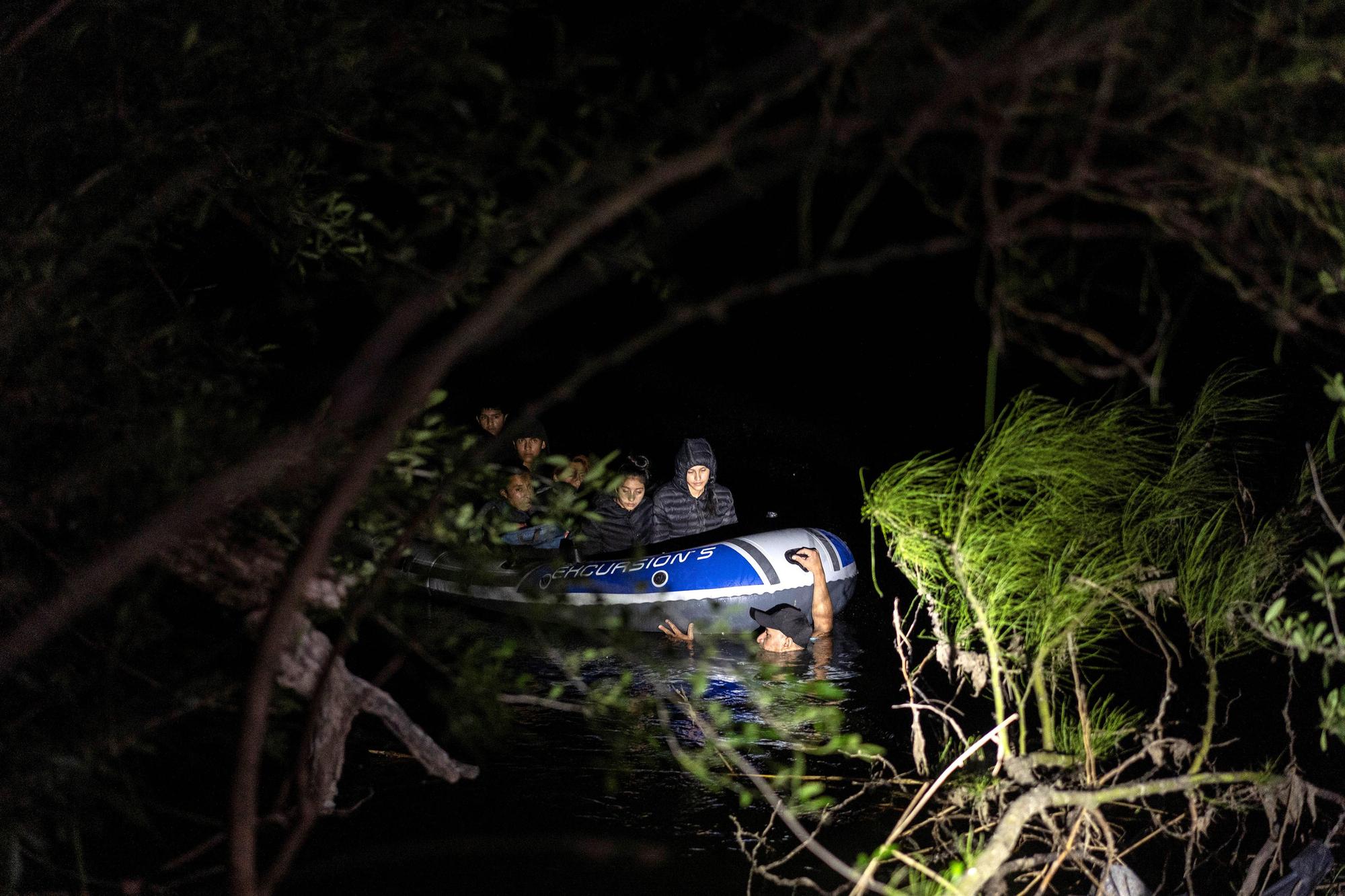 Familias de migrantes solicitantes de asilo viajan en una balsa inflable para cruzar el río Grande hacia Estados Unidos desde México. Reuters