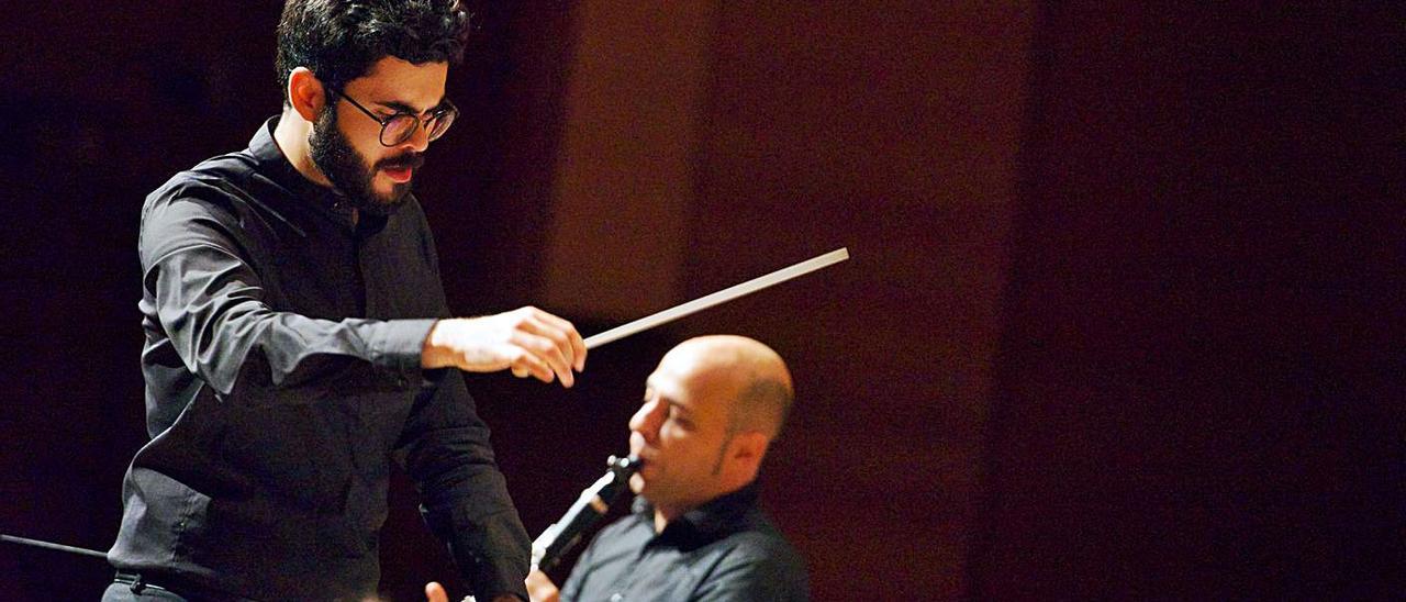 El joven Álvaro Moro Lorenzo dirigiendo el concierto ‘Fantasía para clarinete’ en el Auditorio del Palacio de Congresos. | | CARLOS DE SAÁ