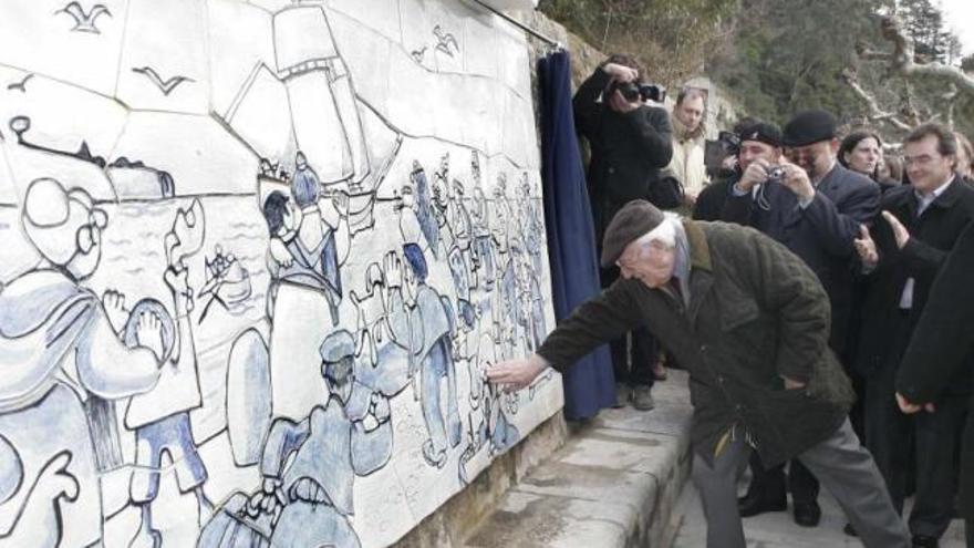 Antonio Mingote el día de la inauguración de sus murales en el puerto de Ribadesella, en 2007.| lne