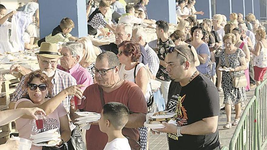 1.100 kilos de sardina para una ‘torrà’ que conserva la esencia del Grau de antaño