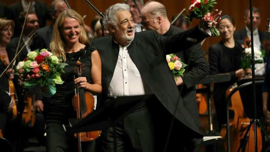 Plácido Domingo saluda al público de Salzburgo tras el recital.