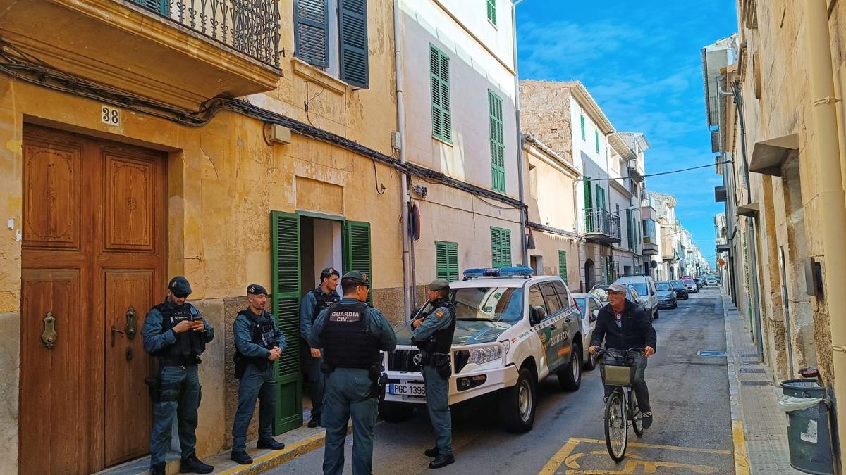 Agentes de la Guardia Civil durante la operación en sa Pobla