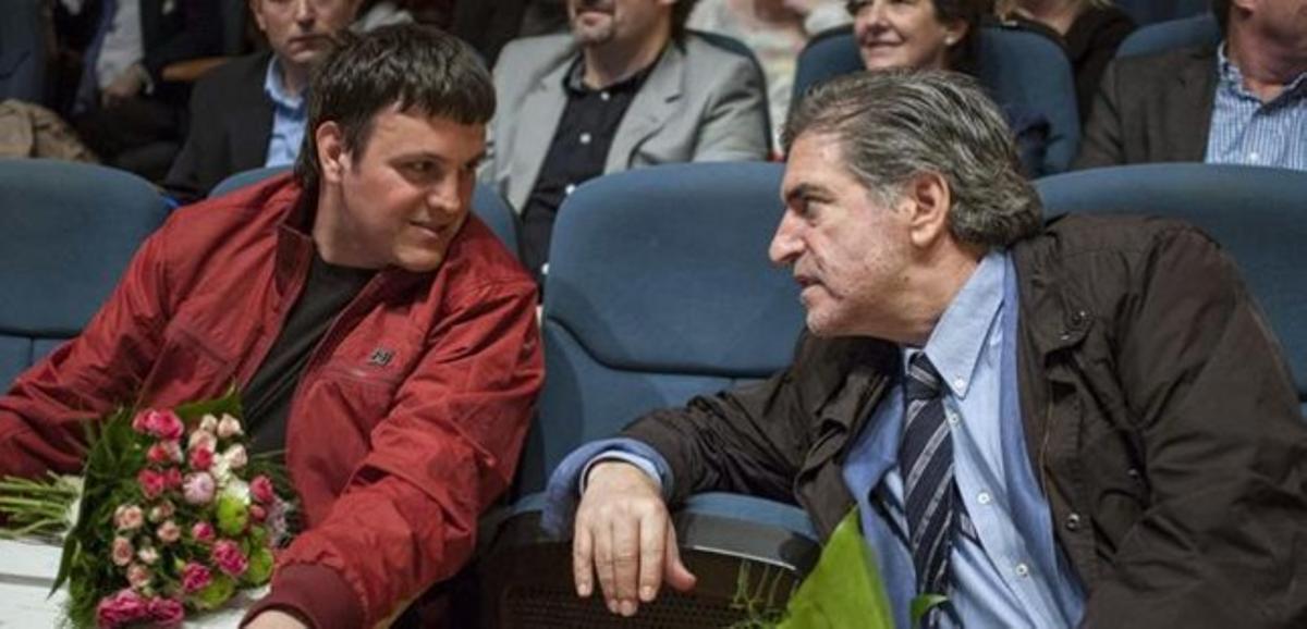 El president del PSE, Jesús Egiguren, conversa amb un dels fills d’Otegi durant l’entrega dels IX Premis Gernika per la Pau i la Reconciliació, aquest divendres. El president del PSE, Jesús Egiguren, conversa amb un dels fills d’Otegi durant l’entrega dels IX Premis Gernika per la Pau i la Reconciliació, aquest divendres.