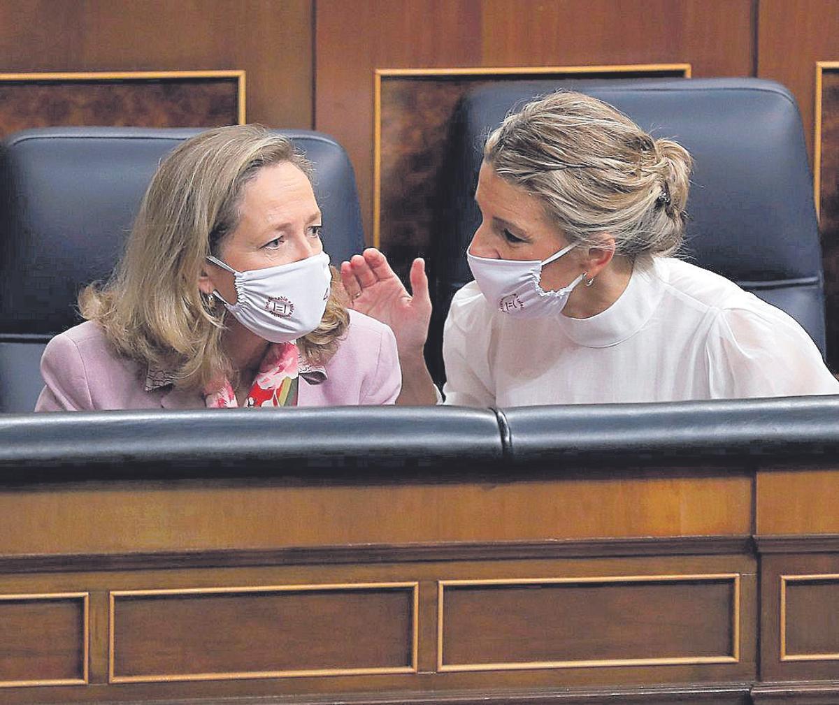 Las vicepresidentas primera, Nadia Calviño, y segunda, Yolanda Díaz, conversan durante una sesión de control al Gobierno en el Congreso Las vicepresidentas primera, Nadia Calviño, y segunda, Yolanda Díaz, conversan durante una sesión de control al Gobierno en el Congreso