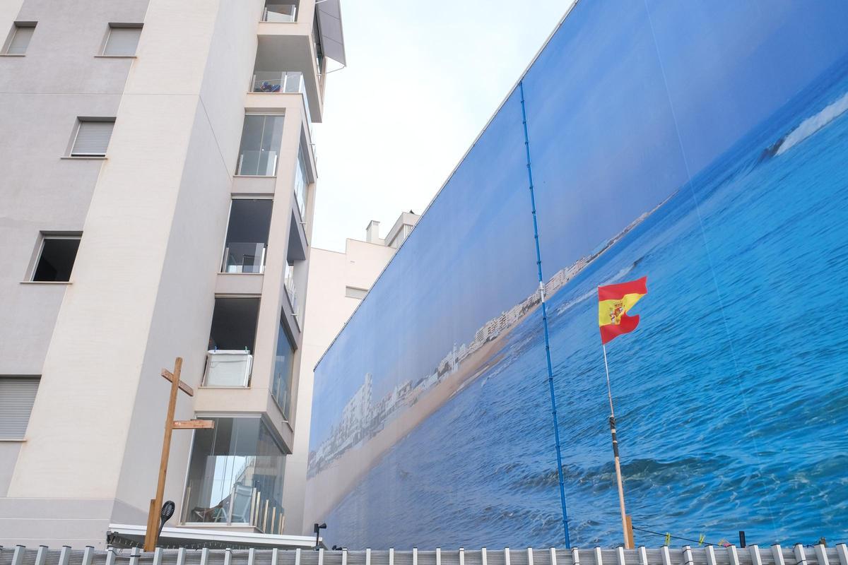 Mural gigante para tapar el muro del Polideportivo de La Mata