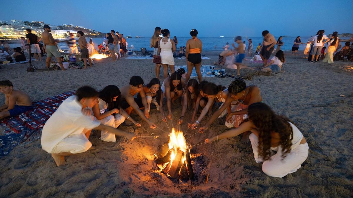 Ein Lagerfeuer an einem Strand von Mallorcas Nachbarinsel Ibiza.