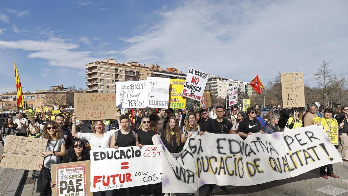 Milers de mestres i professors gironins manifestant-se a Girona en l'anterior convocatòria.