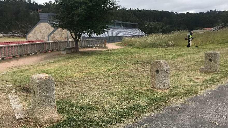 El desbroce realizado en el entorno del Museo de la Salazón de Punta Moreiras. // Muñiz