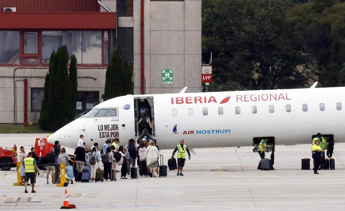 El aeropuerto de Peinador dice adiós a los vuelos a Santander y Mallorca, únicas rutas estivales