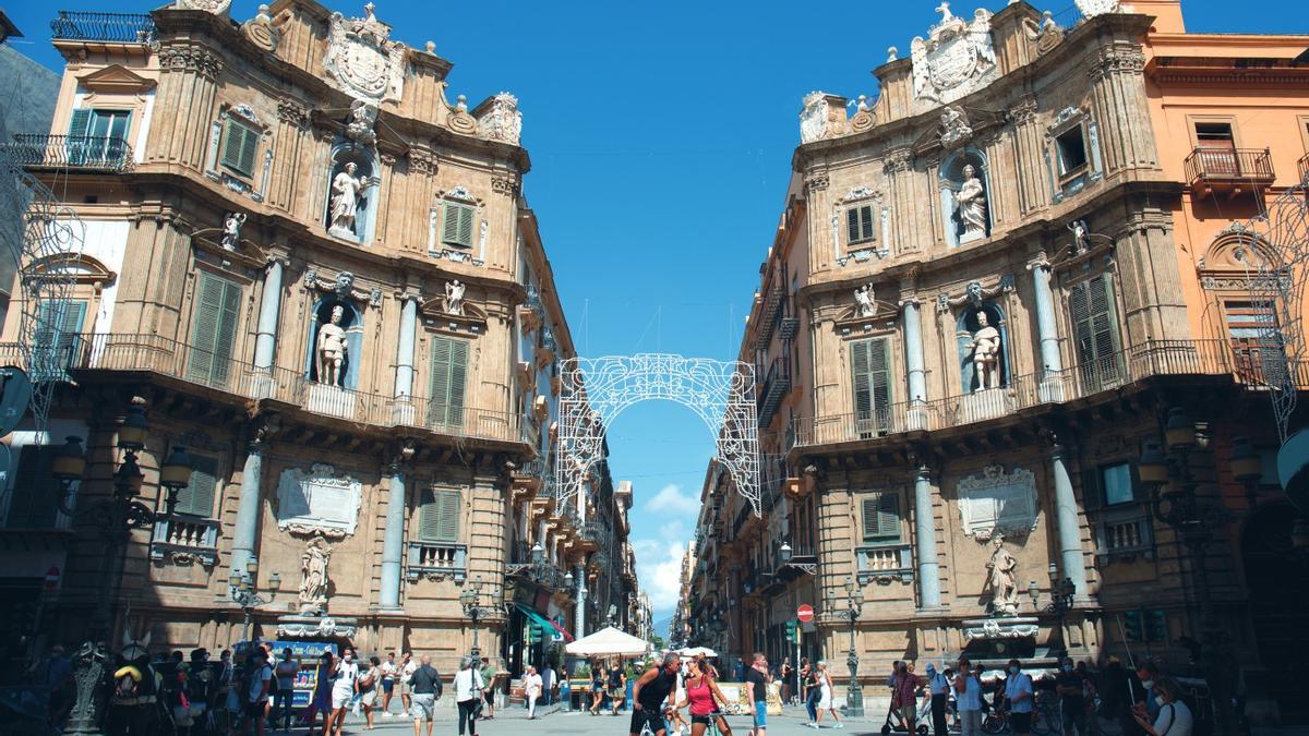 Piazza del Duomo de Siracusa, con la iglesia di Santa Lucia alla Badia al fondo