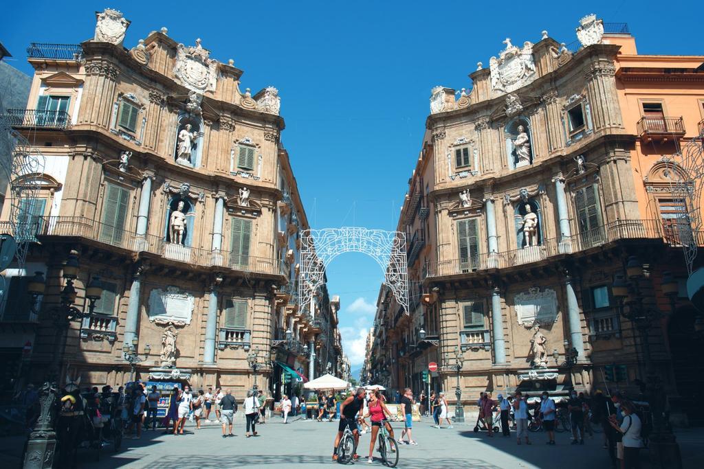 Piazza del Duomo de Siracusa, con la iglesia di Santa Lucia alla Badia al fondo