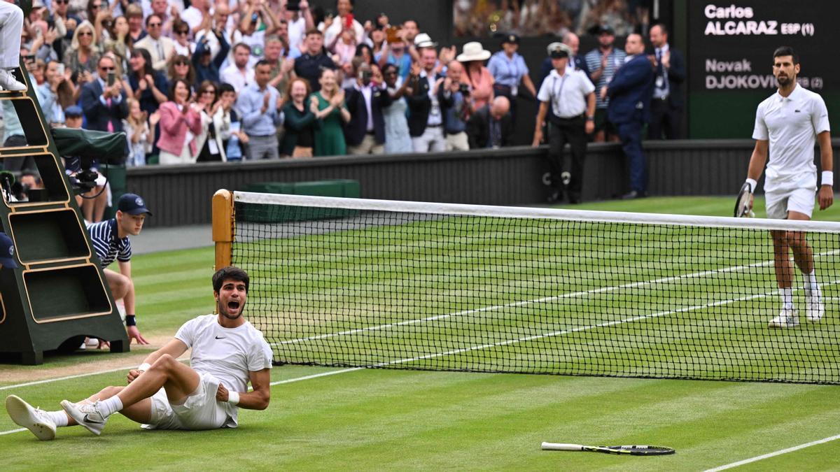 Carlos Alcaraz celebra el último punto y el triunfo en Wimbledon a costa de Novak Djokovic.