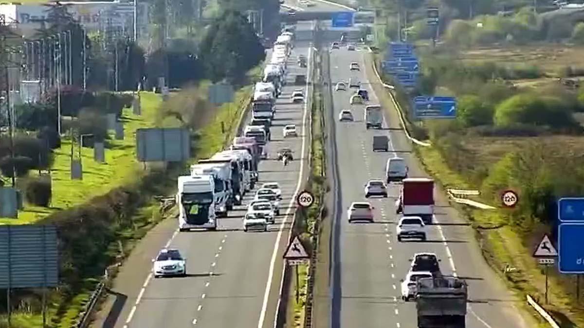 Huelga de transportes: Fuerzas de seguridad escoltan un convoy de leche en Galicia