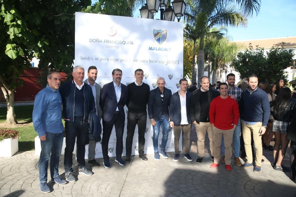 La primera plantilla de los equipos masculino y femenino, cuerpo técnico, directivos y trabajadores confraternizan en un encuentro celebrado en la finca 'La Tosca' de Churriana