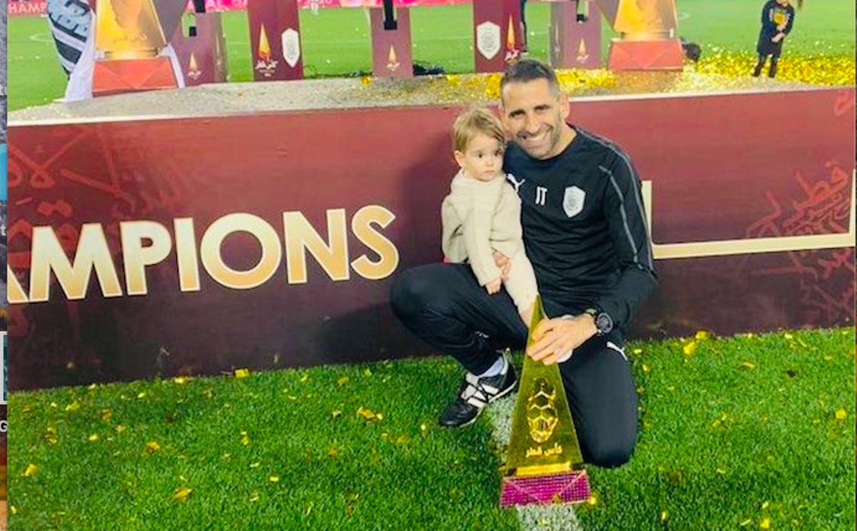 Iván Torres, el preparador físico de confianza de Xavi, tras ganar un trofeo con el Al Sadd.