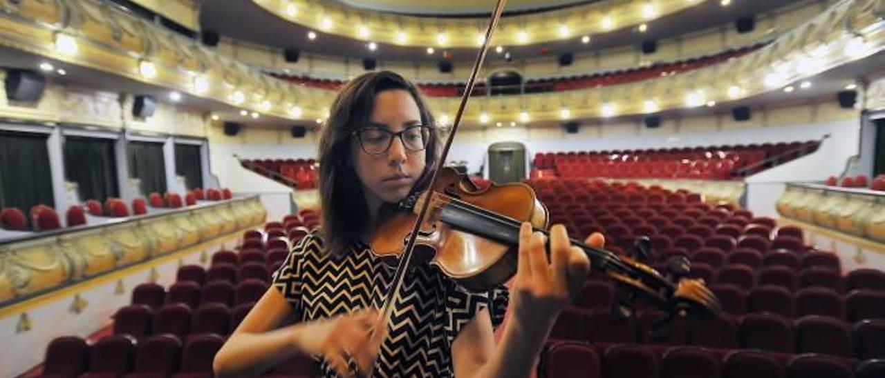 La joven violinista Elina Rubio, el jueves, en el Gran Teatro, recinto en el que esta tarde actuará en el cierre de la temporada de la Orquesta Sinfónica Ciudad de Elche.
