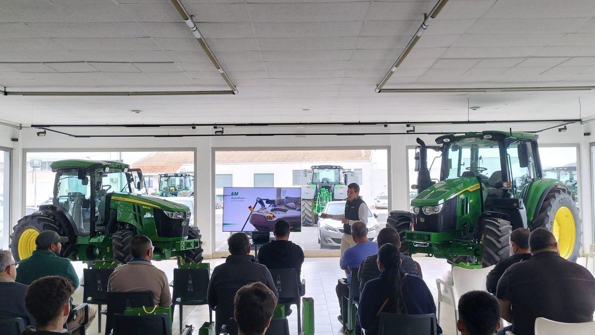 Alumnos de los ciclos formativos de este curso recibiendo formación en maquinaria agrícola.