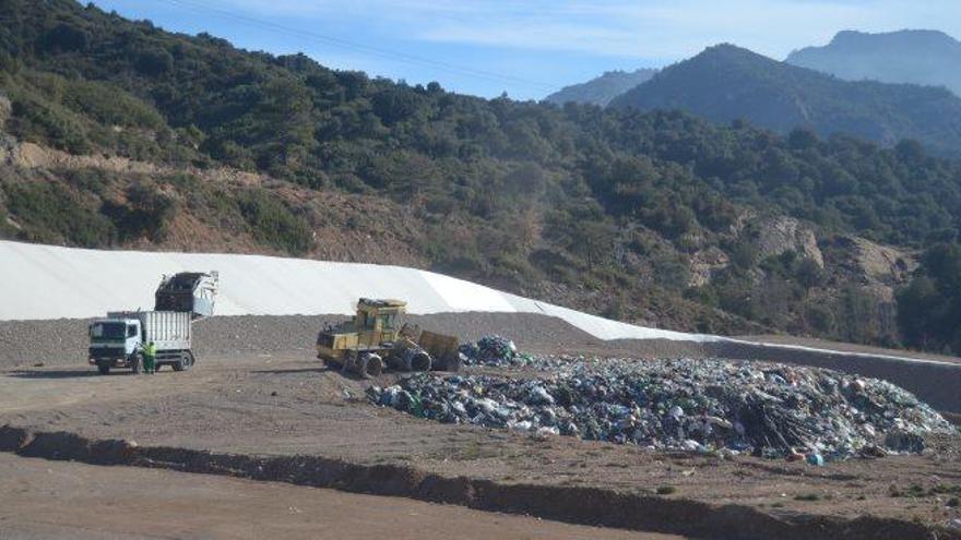 Una màquina cobreix la capa de brossa a l&#039;abocador del Berguedà de Font Ollera