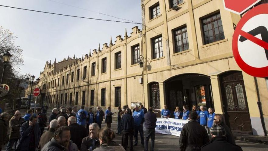 Manifestación de despedidos de Trubia, delante de la fábrica.