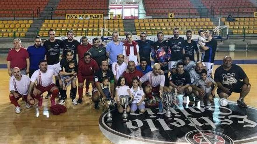 Los equipos del Escornaboys y Hermanos Cruz, con los trofeos.