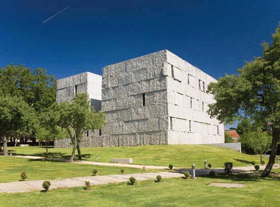 3. Centro de Altos Estudos Musicais de Santiago (2005), de Ensamble Estudio. // Turismo Galicia