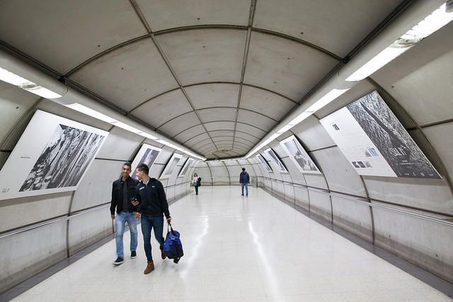 La viguesa María Muiña convierte el Metro de Bilbao en galería de arte