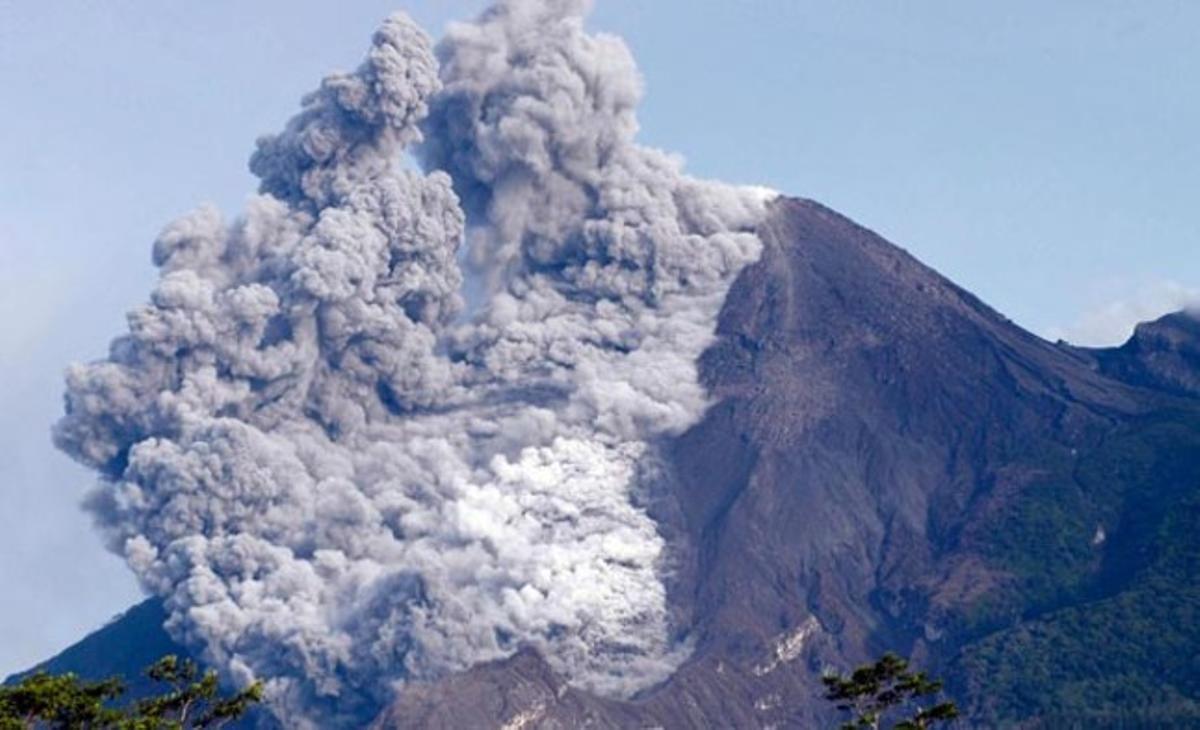 Vista de la gran nube de ceniza que emana el volcán Merapi, tras su nueva entrada en erupción, tres días después de que su actividad matase a 34 indonesios y acelerase la evacuación de 40.000 personas de la zona, en la isla indonesa de Java.