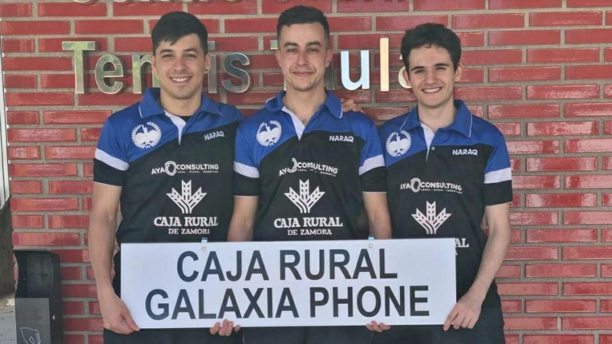 El equipo zamorano Caja Rural-Galaxia Phone posa tras lograr el ascenso en Lérida.