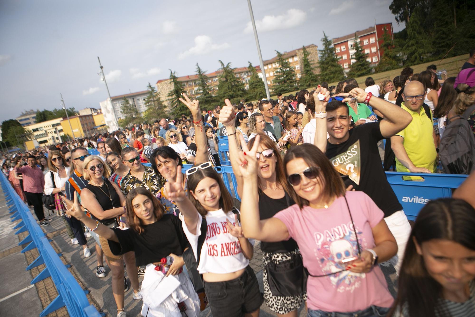 ENIMÁGENES: A punto de comenzar el concierto de Sebastián Yatra, en Avilés, los fans abarrotan el pabellón de La Magdalena