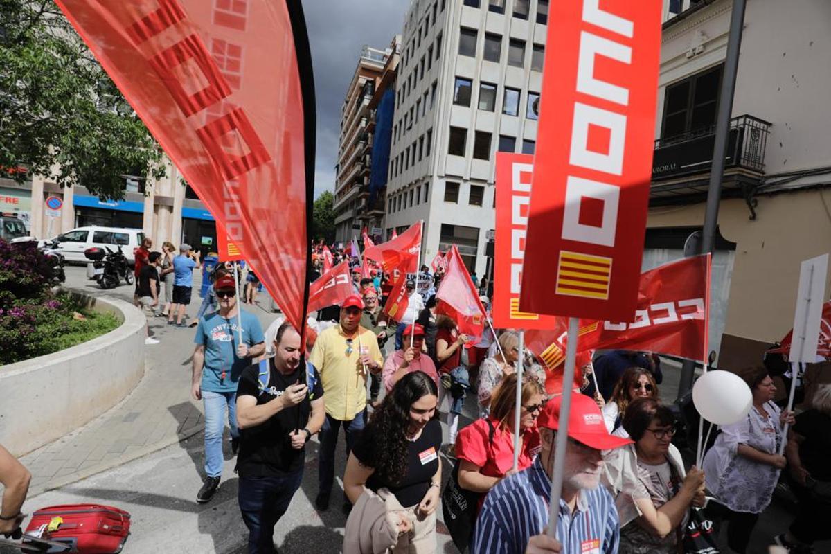 Cerca de mil personas salen a la calle por el Primero de Mayo