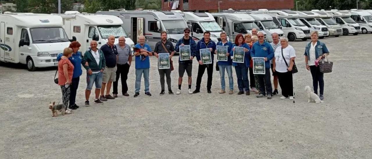 Foto de familia de la recepción de las autoridades al club de autocaravanistas.