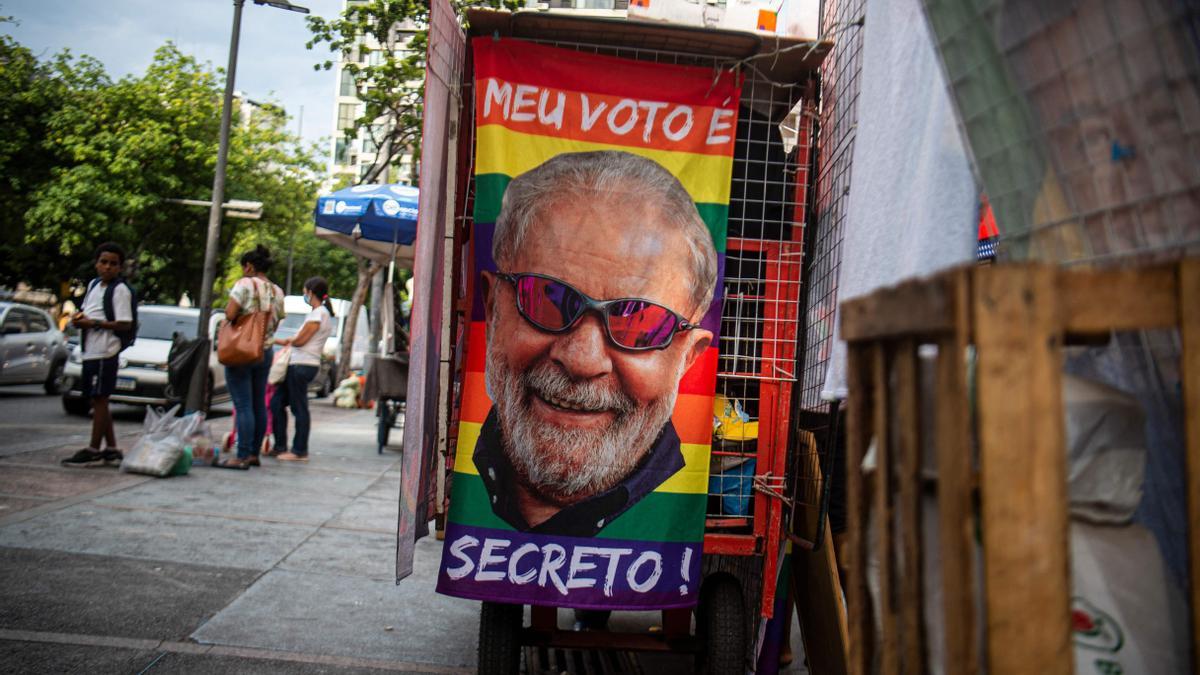 Una bandera con el rostro de Lula y la frase &quot;Mi voto es secreto&quot;, en una calle de Río de Janeiro.