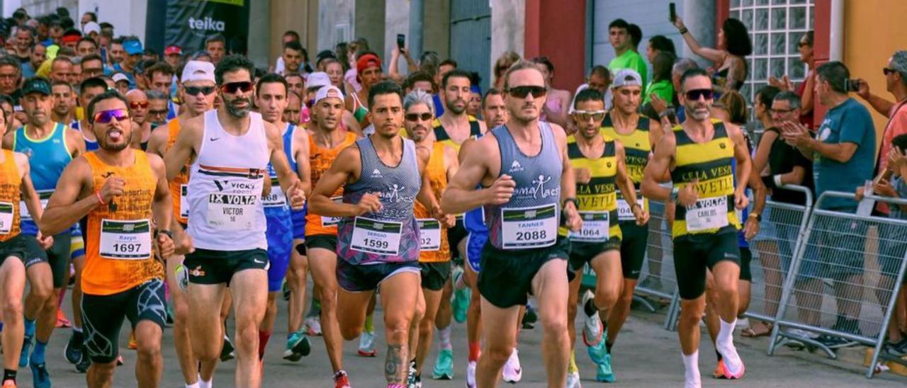 Salida de la carrera en Ador, el viernes, y a la derecha los ganadores absolutos, María Isabel Ferrer y Razyn Abdelali.  | VICENT JUST