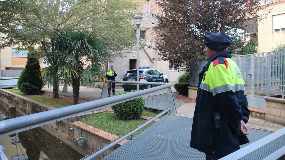 Dispositivo policial frente a la casa de la mujer asesinada en Campdevànol (Girona).