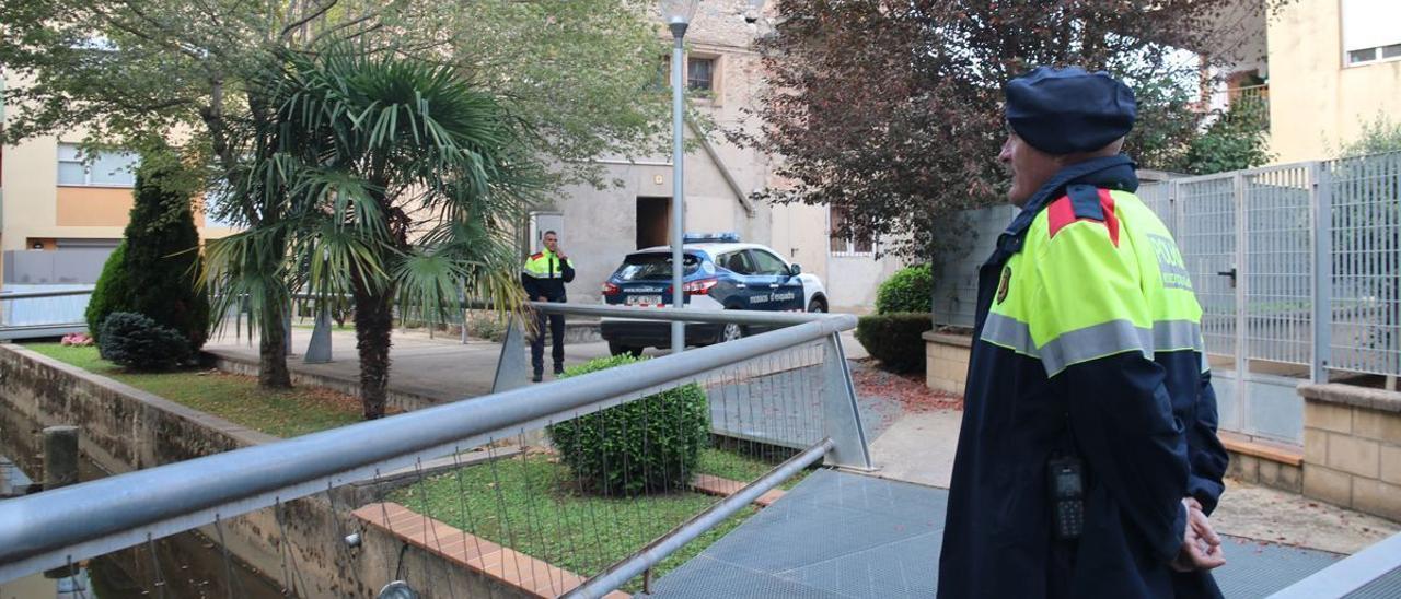 Dispositivo policial frente a la casa de la mujer asesinada en Campdevànol (Girona).