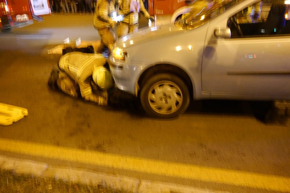 Los efectivos del Consorcio Provincial de Bomberos, la Policía Local y Nacional trabajaron para sacar al peatón que quedó atrapado.