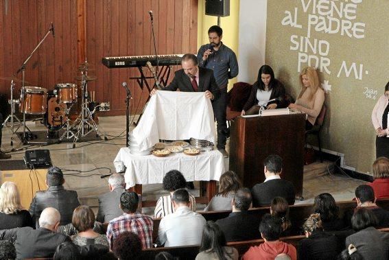 Starke Gefühle, innige Gebete: Den Sonntagsgottesdienst feiern alte und junge Mitglieder aus den verschiedensten Ländern in Palmas evangelischer Gemeinde mit Hingabe. Ein fester Bestandteil der Messe