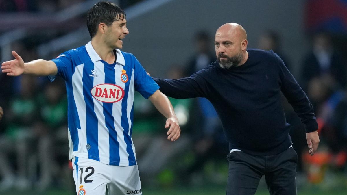 Álvaro Tejero recibiendo instrucciones de Manolo González